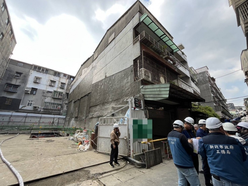 Suspected collapse tilts building (TVBS News)