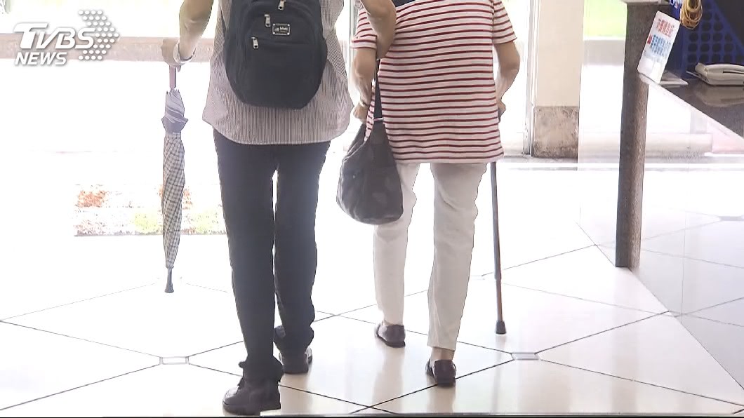 New Taipei janitors can delay retirement (TVBS News)