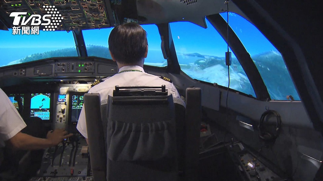 EVA Air pilots consider strike over bonus, pay issues (TVBS News)