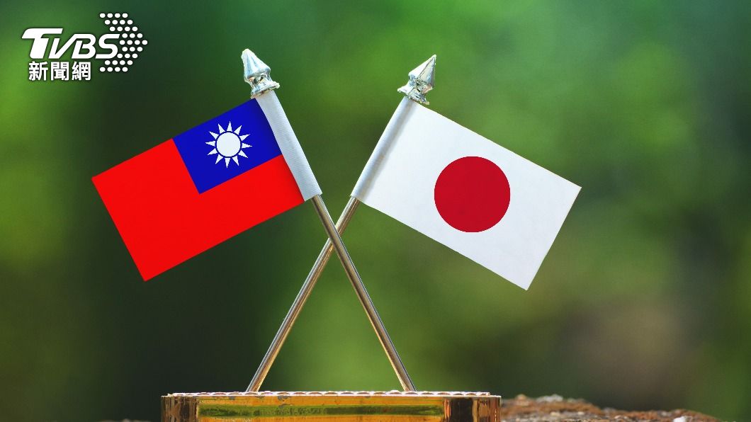 Ex-Japan PM stresses peace in Taiwan Strait at forum (Shutterstock)