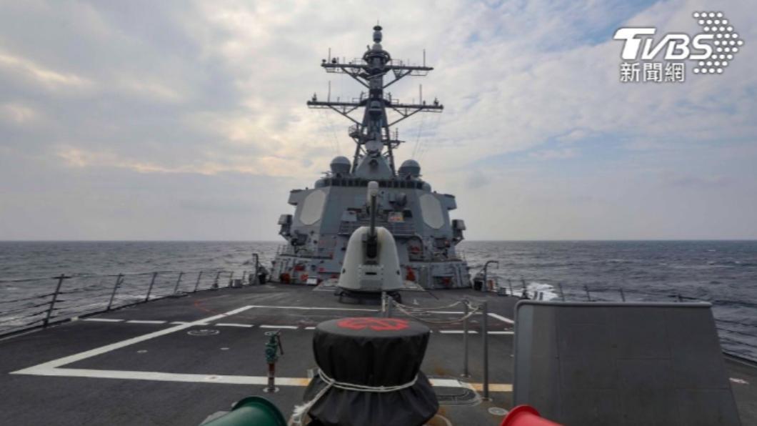 A warship from the U.S. navy transits through the Taiwan Strait. (Courtesy of U.S. Navy)