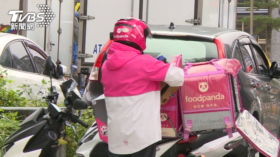 Taiwan’s cold snap leads to food delivery dilemmas (TVBS News)