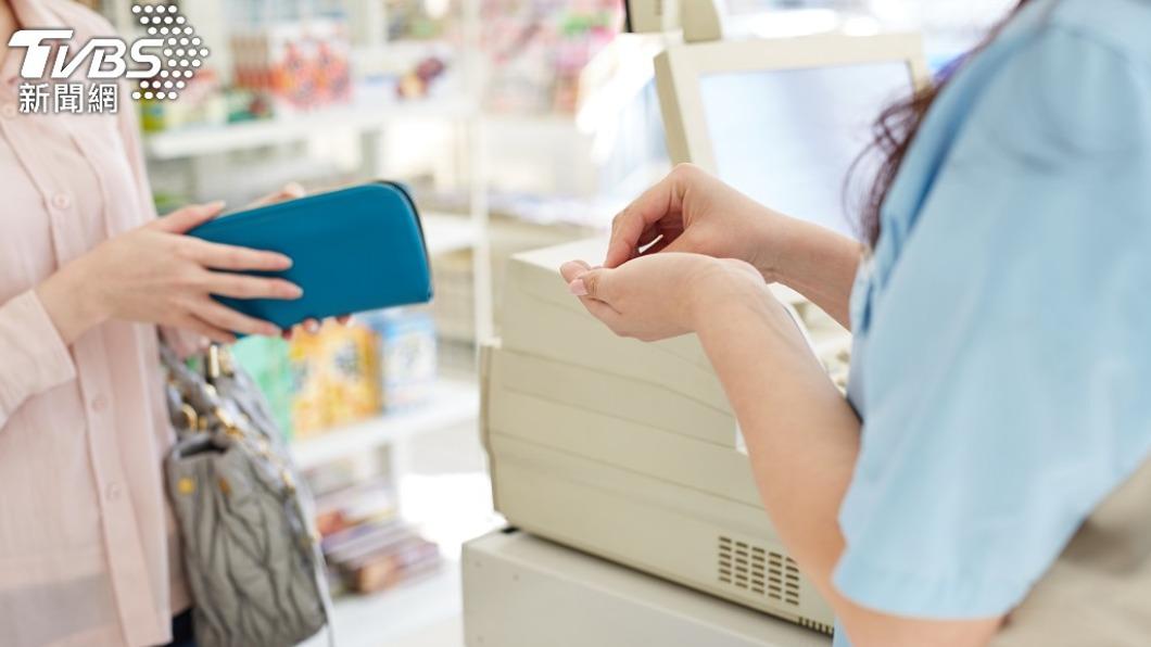 FamilyMart subsidiary boosts salaries by up to 5% in 2024 (Shutterstock)