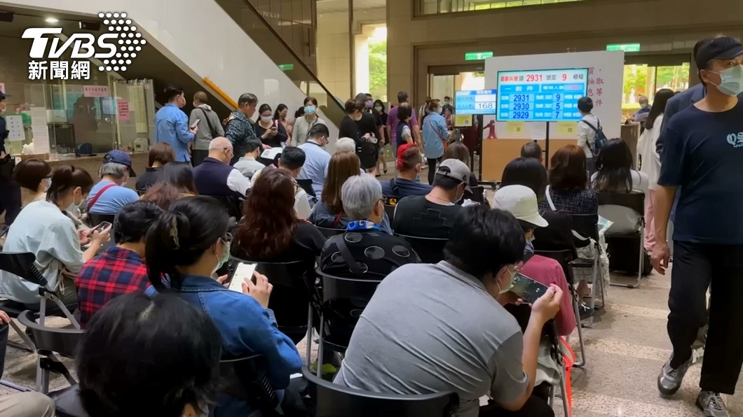 Taiwan expands online passport booking to four applicants