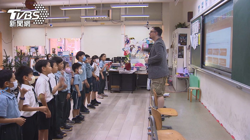 U.S. language expert shares holiday joy at Kaohsiung school (TVBS News)