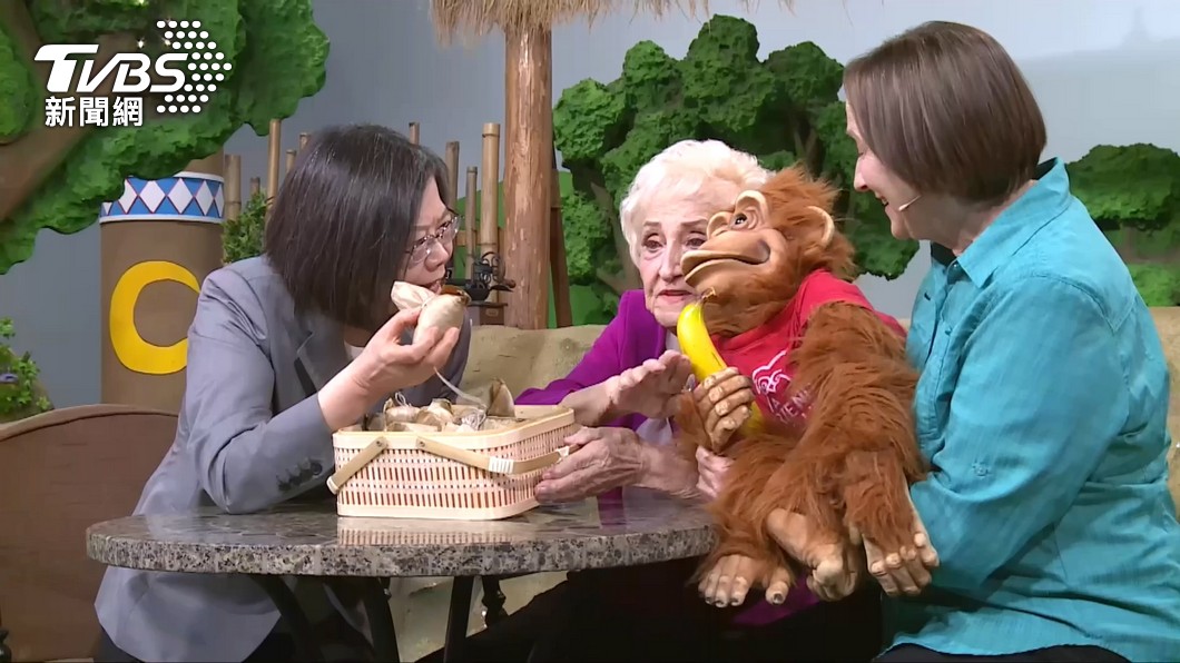 Tsai meets with English education pioneer Doris Brougham (TVBS News)