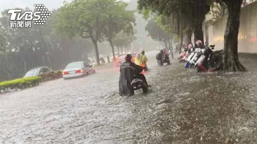 Heavy rain causes severe traffic disruption in Taipei (TVBS News)