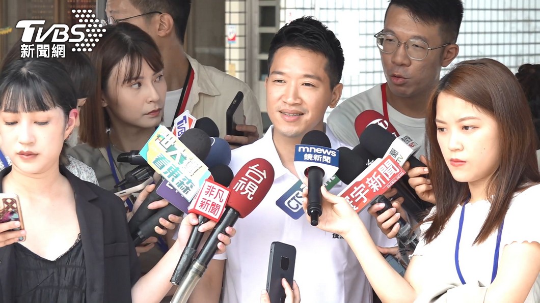 Mark Ho hits campaign trail with candidate Rosalia Wu (TVBS News)