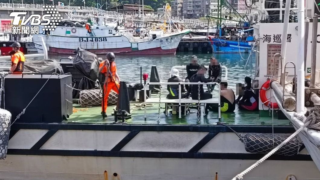 Divers swept out to sea rescued in New Taipei (TVBS News)