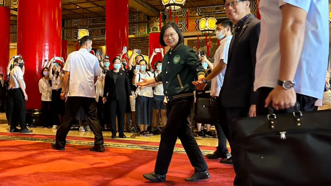 DPP leaders brave sweltering heat in style at party rally (TVBS NewS)