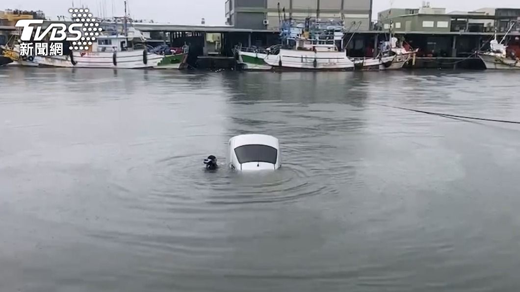 Man rescued from sea amid Typhoon Doksuri car incident (TVBS News)