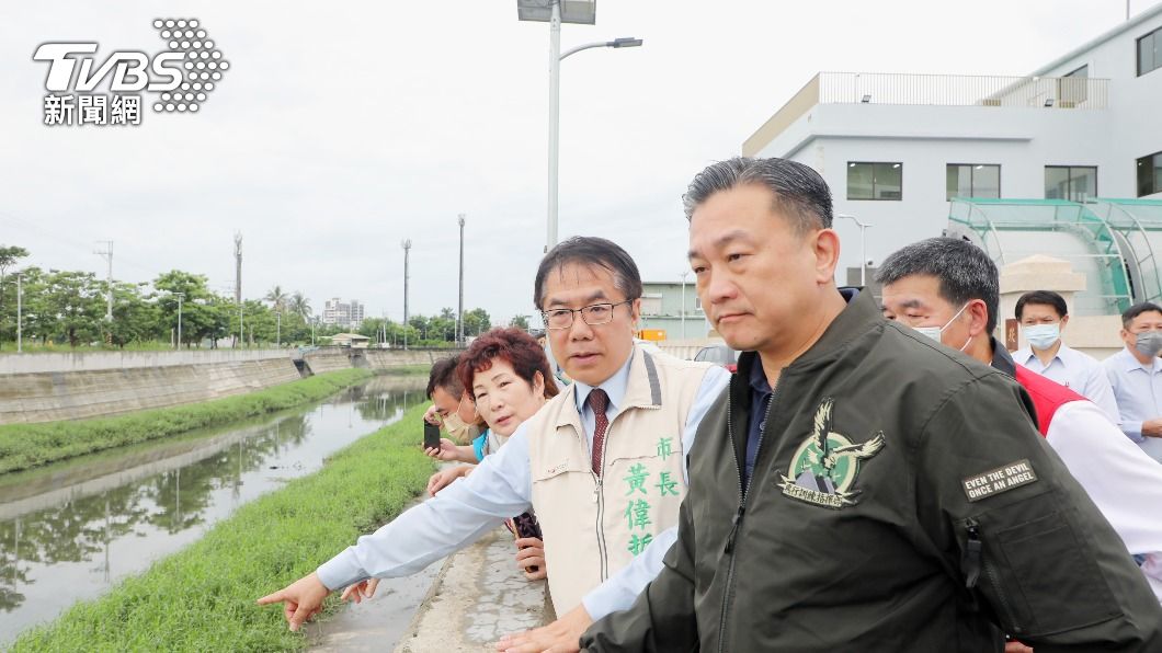 Mayors urge caution, declare Typhoon Day in southern Taiwan (TVBS News)