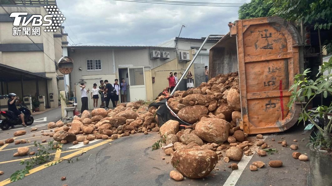 Dump truck overturns, spills soil and rocks on Taichung road (TVBS News)