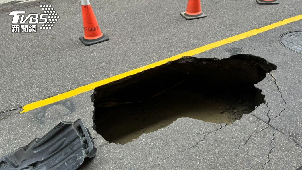 Heavy rain causes potholes, sinkhole in downtown Tainan (TVBS News)