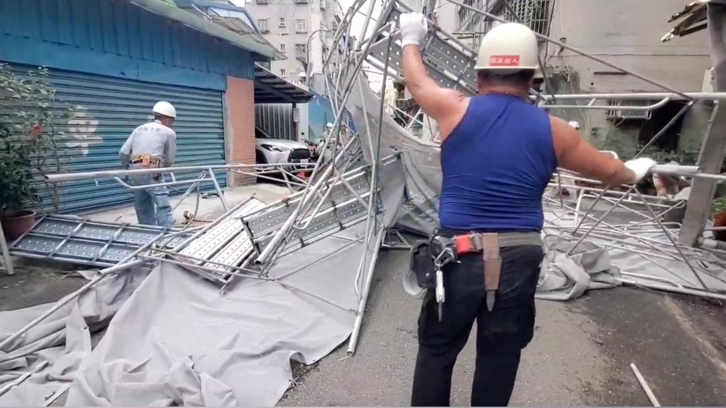 Strong winds cause scaffolding collapse in New Taipei (TVBS News)