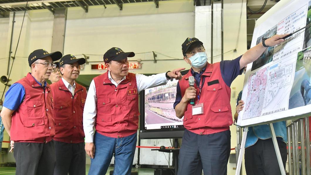 Hou chairs disaster response meeting amid Typhoon onslaught (TVBS News)