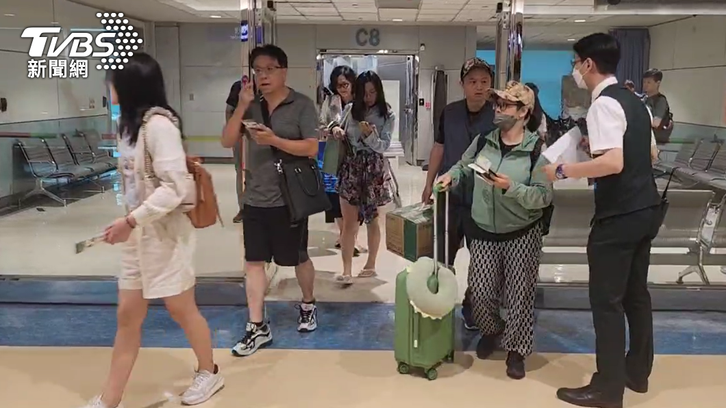 Passengers stranded in Okinawa amid Typhoon Kahnun (TVBS News) 