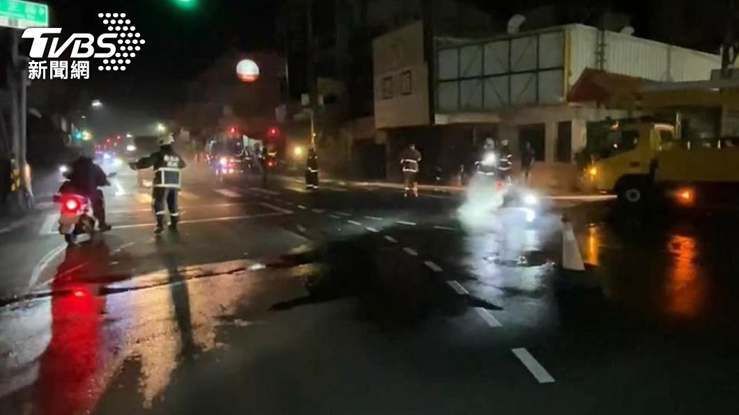 Manhole cover emitting smoke raises concerns of gas leak (TVBS News)