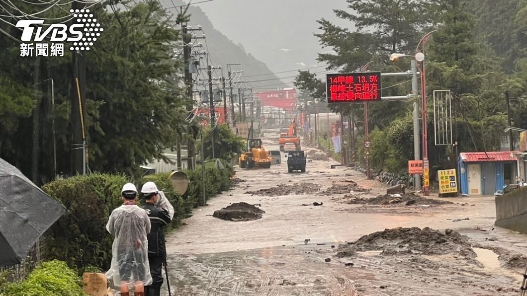 Typhoon Khanun’s rainfall hits Nantou, stranding residents (TVBS News)