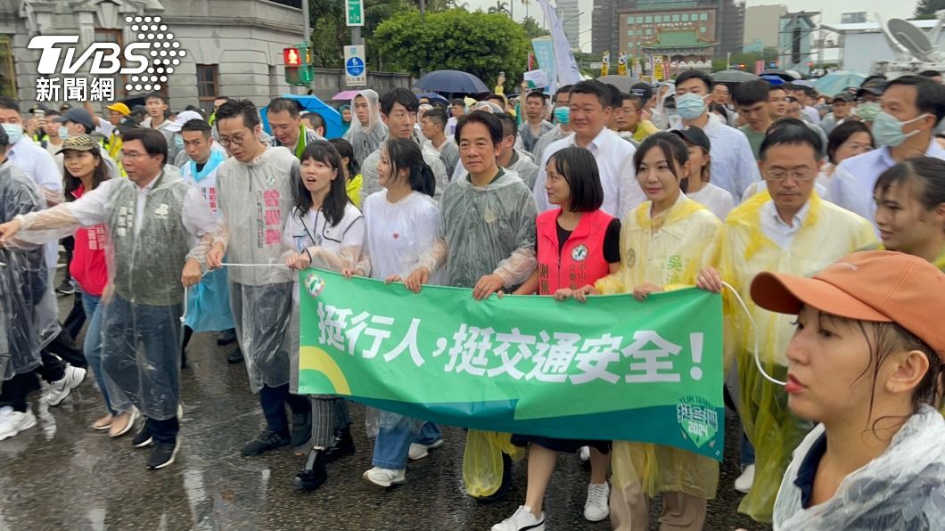 Lai Ching-te marching with activists at the "Stop Killing Pedestrians" march on Sunday (Aug. 20). (T