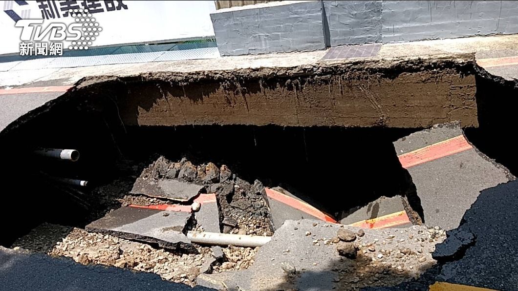 Hsinchu County Magistrate Yang Wen-ke stated that the cause of a recent sinkhole is likely due to ga