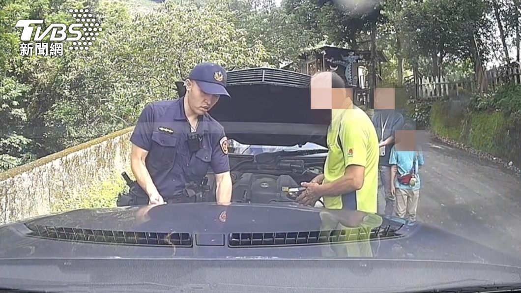 A Taichung policeman and a restaurant owner helped jump-start a family’s car in the mountains. (TVBS