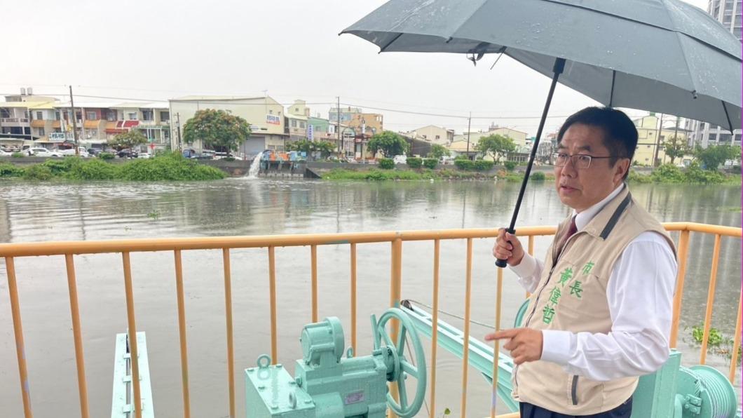 Tainany City Mayor Huang Wei-che mulls shutting businesses, schools as typhoon approaches. (TVBS New