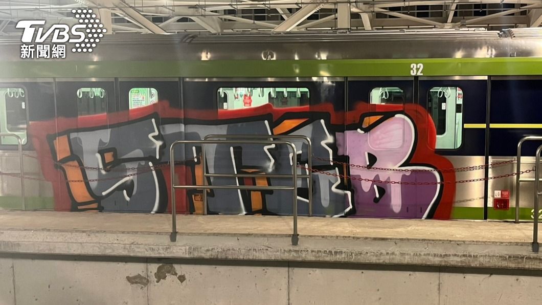 Two foreigners from Germany and the Czech Republic escaped to Tokyo after vandalizing MRT carriages.