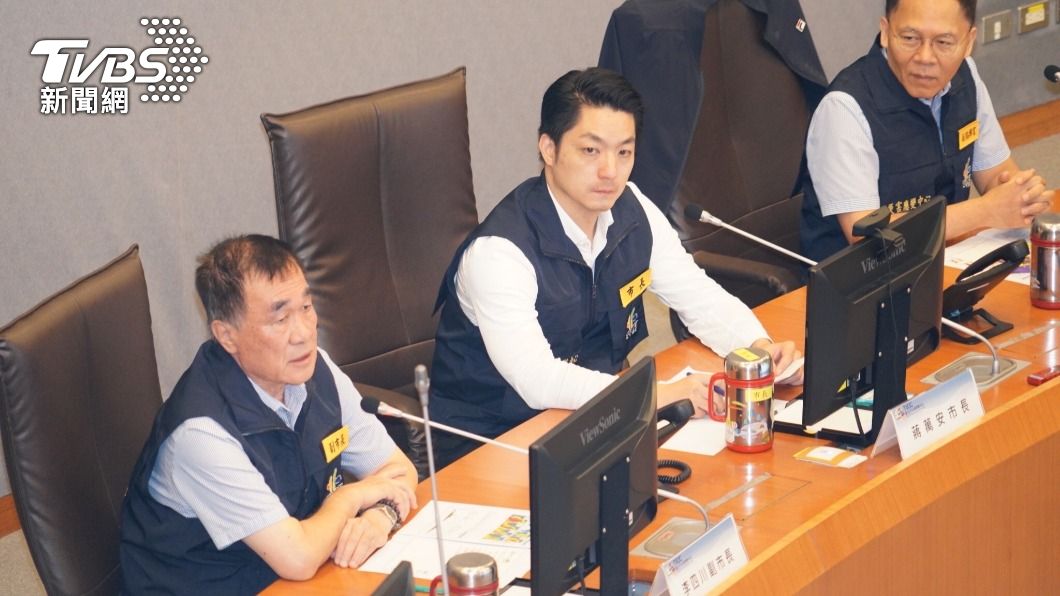 Taipei Mayor led a typhoon preparedness meeting on Friday (TVBS NEWS).