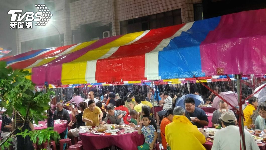 The Hungry Ghost Festival in Kaohsiung’s Fong Yi Ching Fu Gong Temple proceeded as scheduled despite