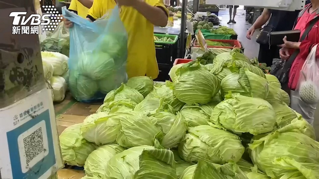 Despite Typhoon Haikui moving away, food prices in Taiwan remain high. (TVBS News)
