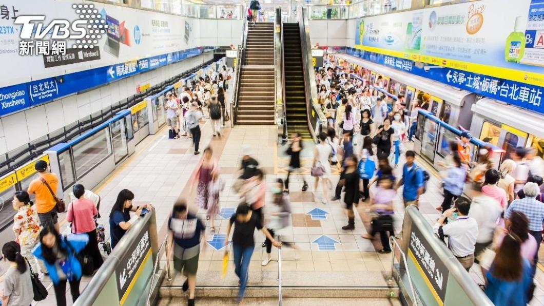 Taipei Metro celebrates 13 billionth passenger milestone (TVBS News)