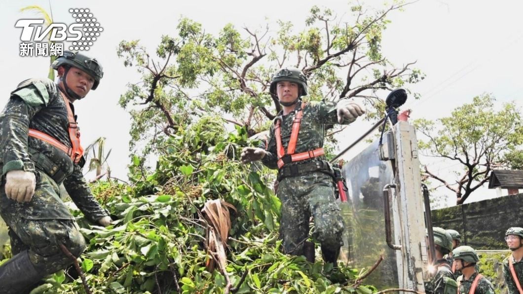 Kaohsiung City gov’t assists Taitung in typhoon recovery efforts. (TVBS News)