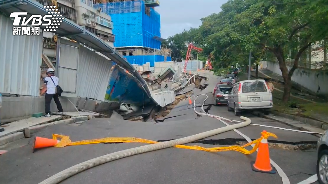 Kee Tai Properties’ construction site in Dazhi collapsed on Thursday, dragging neighboring buildings