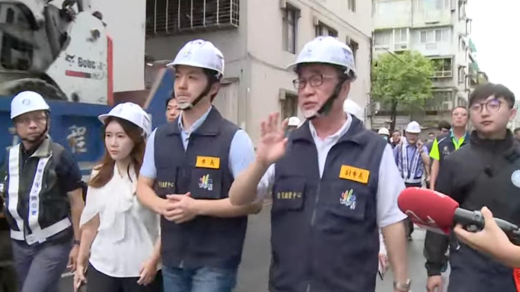 Taipei Mayor Chiang Wan-an inspects the construction site that led to collapsed buildings. (TVBS New