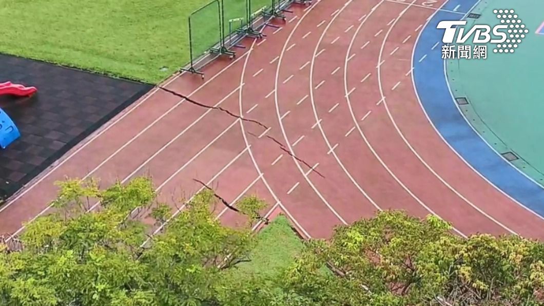  Dominican International School suspended classes on Friday after cracks appeared on its running tra