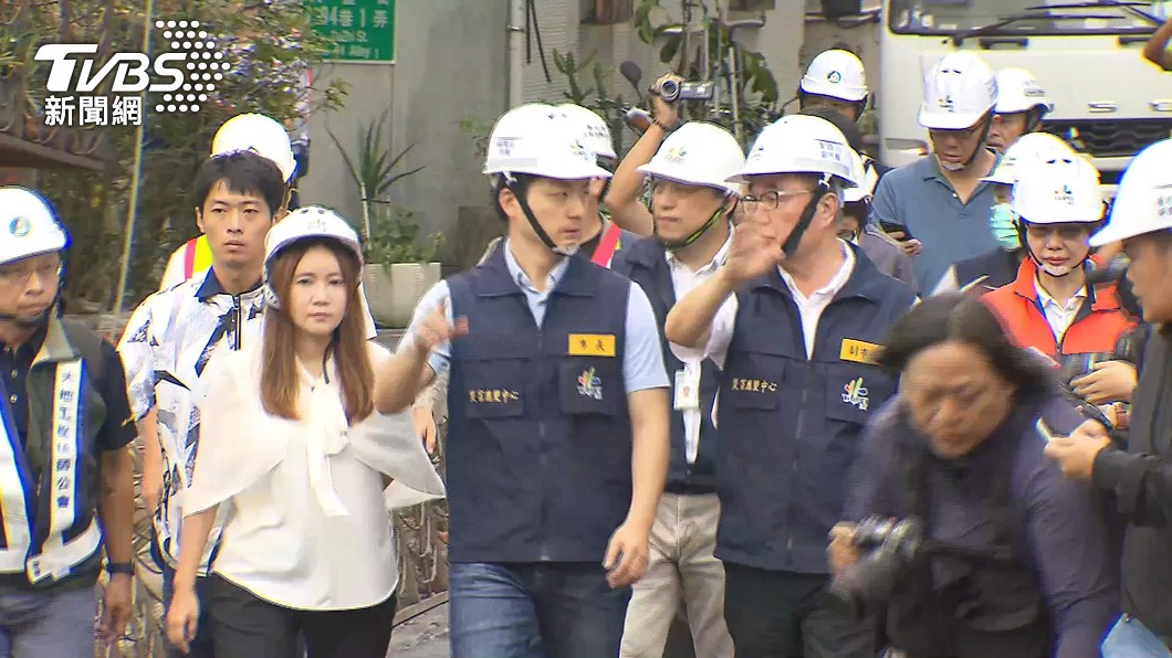 Mayor Chiang Wan-an inspects Dazhi Street where a construction site collapse resulted in tilting of