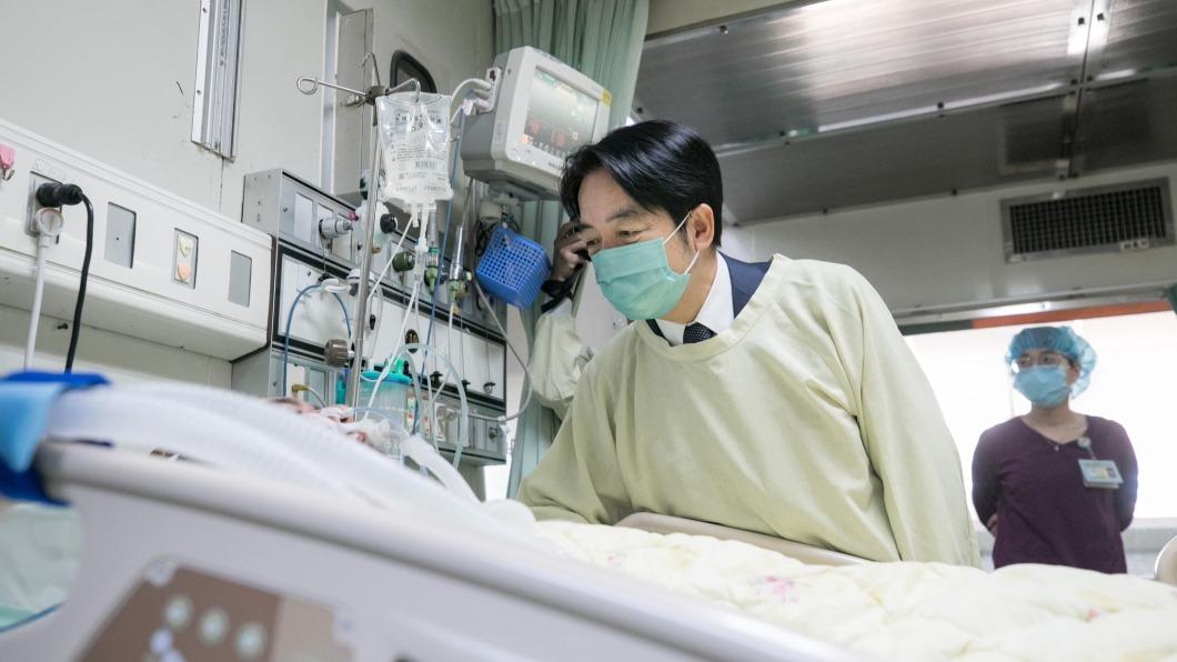 Hospital stops visits as fireman recovers from blast (TVBS News)