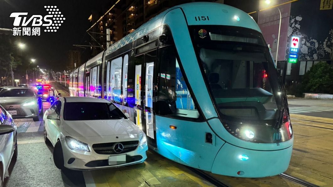 Kaohsiung Light Rail spurs new left-turn policy at 10 points (TVBS News)