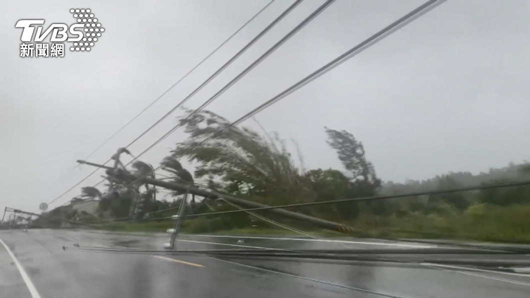 Typhoon Koinu leaves 45k homes without power in Pingtung (TVBS NEWS)