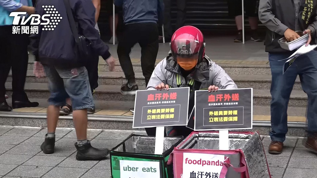 Delivery drivers protest wage cuts by major platforms (TVBS News)