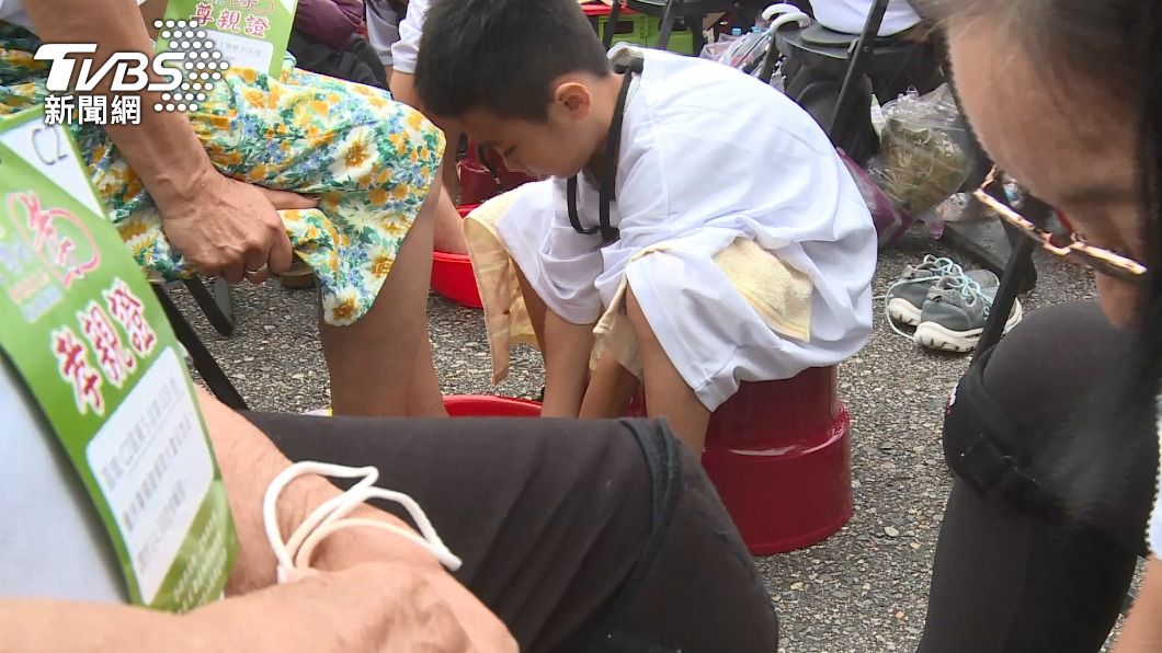 Over 10,000 attend grand foot-washing event in Taipei (TVBS News)