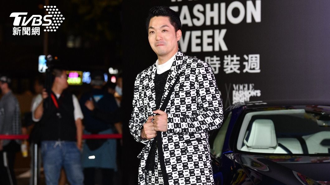 Taipei mayor wows at Taipei Fashion Week (TVBS News)