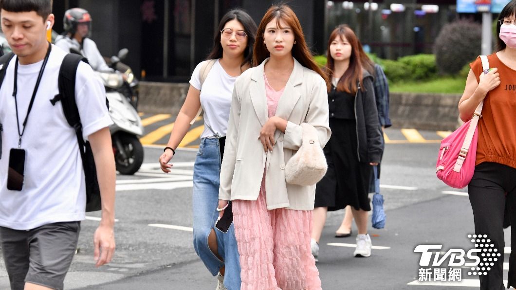 Northeast monsoon brings temperature drop and rain in Taiwan (TVBS News)