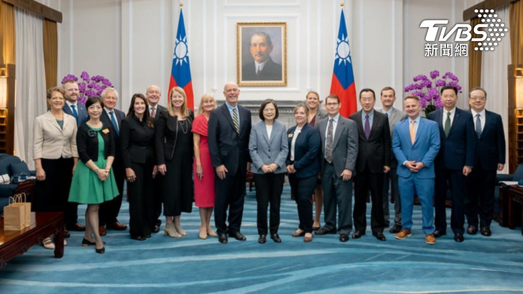 President Tsai meets with Montana Governor Greg Gianforte (Courtesy of Presidential Office)