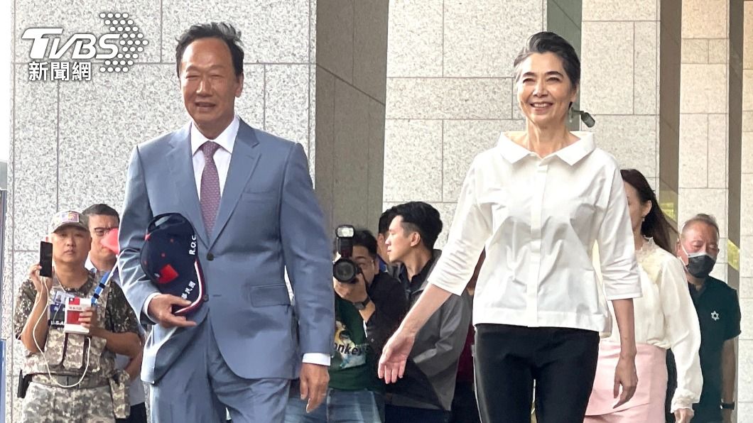 Terry Gou, Lai Pei-hsia submit petition for presidential candidacy (TVBS News)