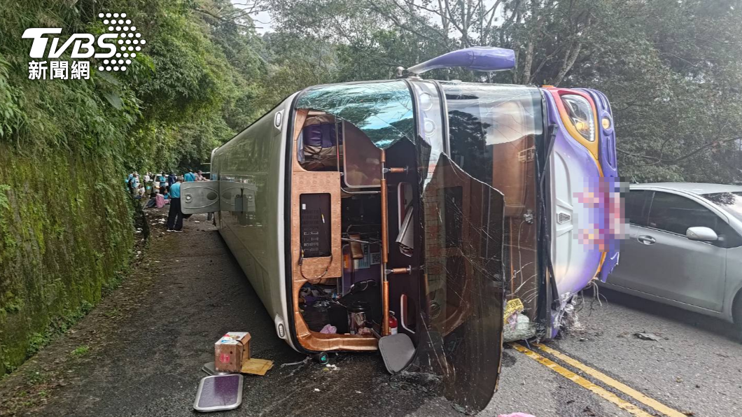 Investigation underway into tragic tour bus accident (TVBS News)