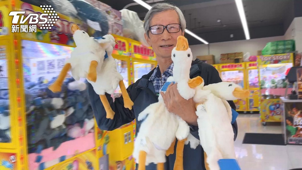 Retired man becomes local legend for claw machine skills (TVBS News)