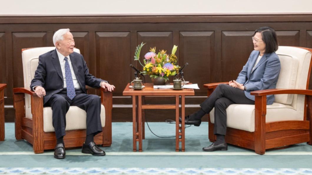 President Tsai thanks Morris Chang for attending APEC (Courtesy of the Presidential Office)
