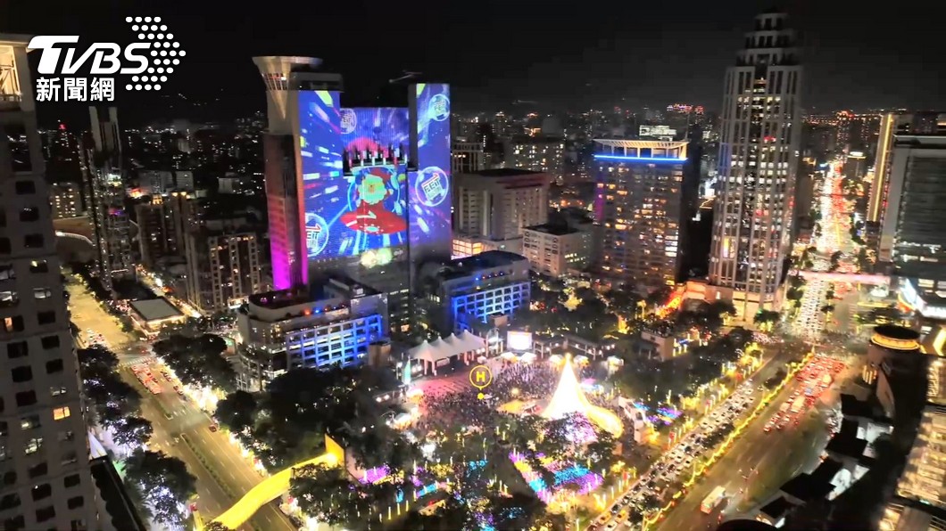 Workers dismantle stage without safety gear in New Taipei (TVBS News)